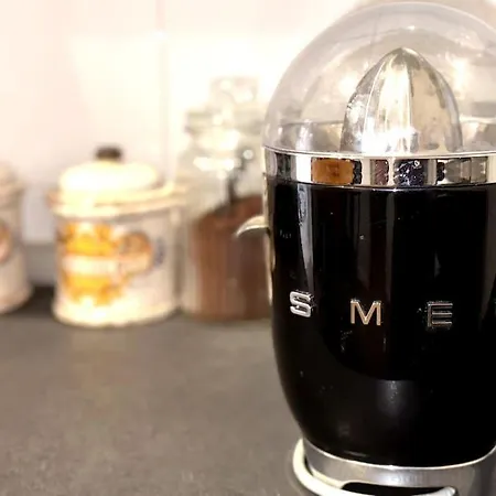 Elegant Two Bedroom Apartment-colosseum Apartment